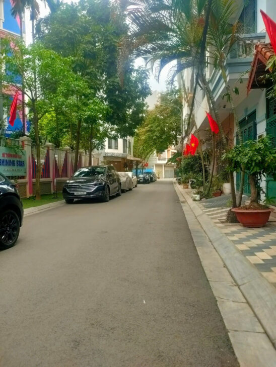 PHÂN LÔ NGUYỄN VĂN HUYÊN, ÔTÔ TRÁNH, VỈA HÈ KINH DOANH, 2 THOÁNG, DT 65M2 HƠN 18TỶ
