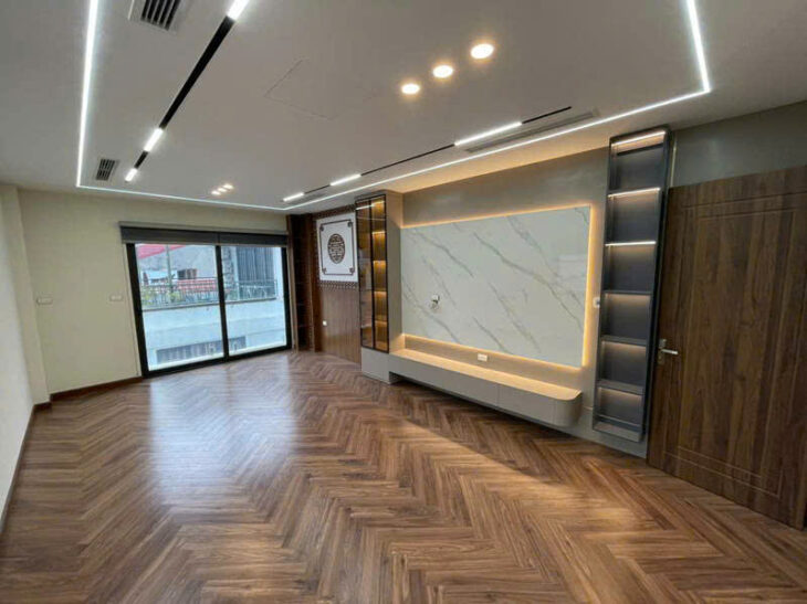 Cần bán nhà đẹp Nguyễn Văn Cừ, có gara để xe, 2 thoáng, tiện ích đầy đủ.