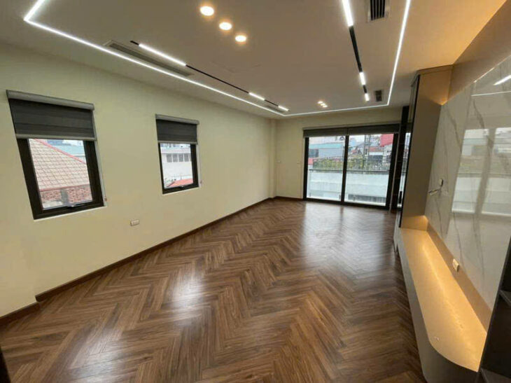 Cần bán nhà đẹp Nguyễn Văn Cừ, có gara để xe, 2 thoáng, tiện ích đầy đủ.