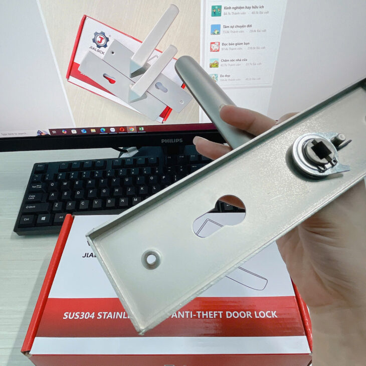 3 Bước Cực Đơn Giản Để Vệ Sinh Khoá Tay Gạt
