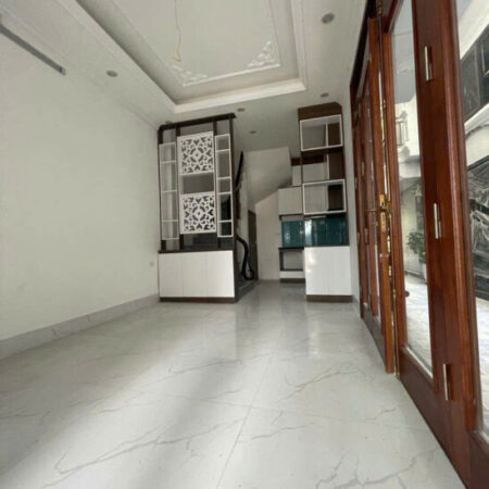 Cần bán nhà mới Nguyễn Văn Cừ, có sân để xe, nhà thoáng, tiện ích đa dạng.