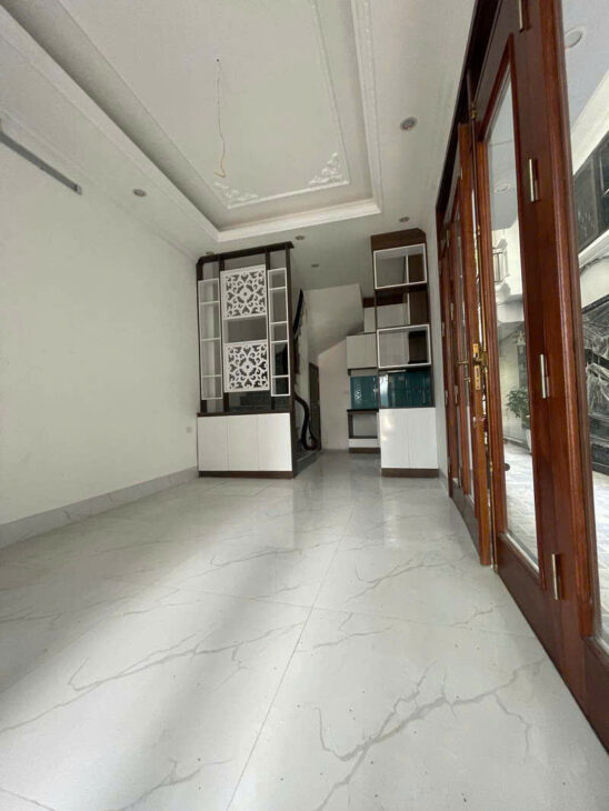 Cần bán nhà mới Nguyễn Văn Cừ, có sân để xe, nhà thoáng, tiện ích đa dạng.