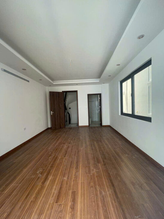 Cần bán nhà mới Nguyễn Văn Cừ, có sân để xe, nhà thoáng, tiện ích đa dạng.