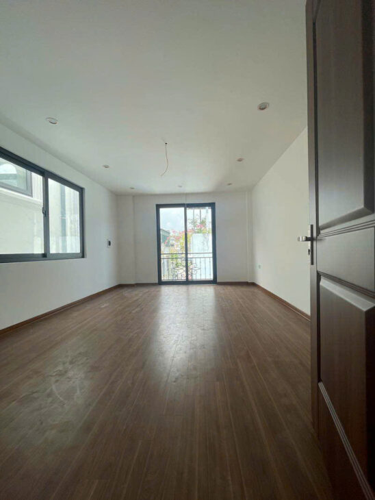 Cần bán nhà gấp phố Hồng Hà, có sân để xe, nhà thoáng, tiện ích đa dạng.