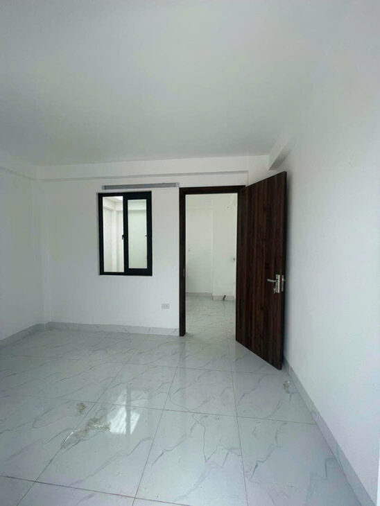 Cần bán nhà gấp phố Hồng Hà, có sân để xe, nhà thoáng, tiện ích đa dạng.