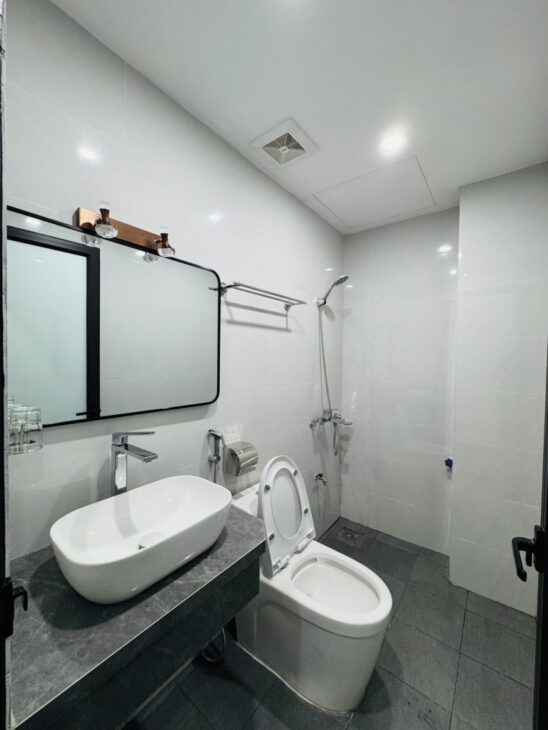 BÁN NHÀ -PHỐ TÔN ĐỨC THẮNG-3TẦNG -NHÀ ĐẸP Ở NGAY-2 MẶT THOÁNG Ô TÔ ĐỖ CỔNG