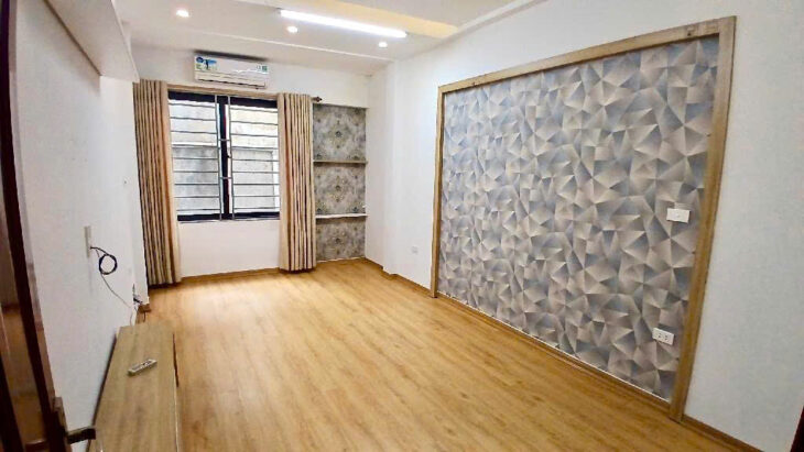 Bán nhà Nguyễn Chính –Tân Mai, gần phố, ô tô tránh 5 tầng 30m2 giá chỉ 5.75 tỷ