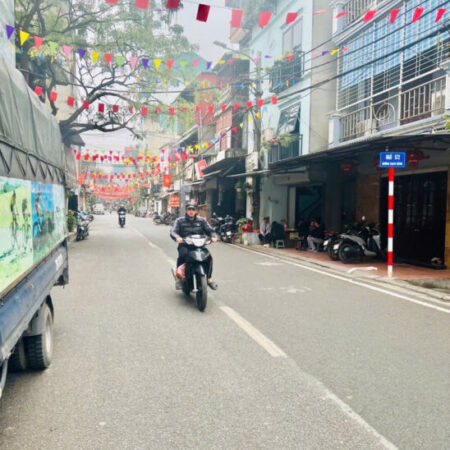 MẶT PHỐ BẠCH ĐẰNG KINH DOANH SẦM UẤT – ÔTÔ TRÁNH.