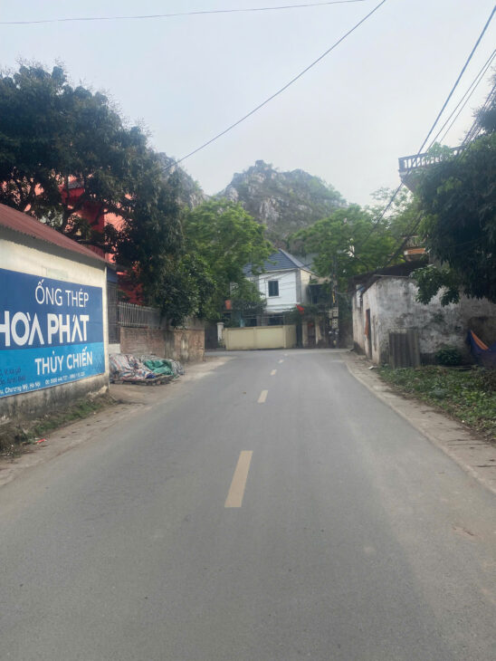 mặt đường liên xã tại Phụng châu 71,5m đã trừ lưu không măt tiền đẹp xe ô tô qua quá là hợp lý