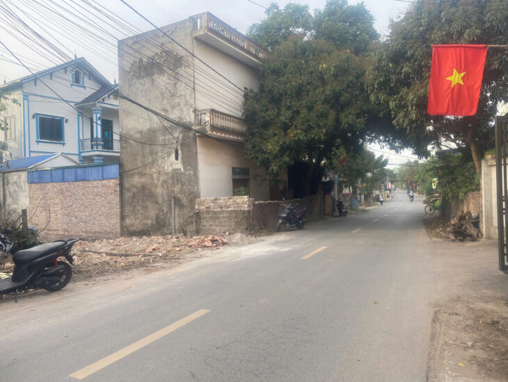 mặt đường liên xã tại Phụng châu 71,5m đã trừ lưu không măt tiền đẹp xe ô tô qua quá là hợp lý