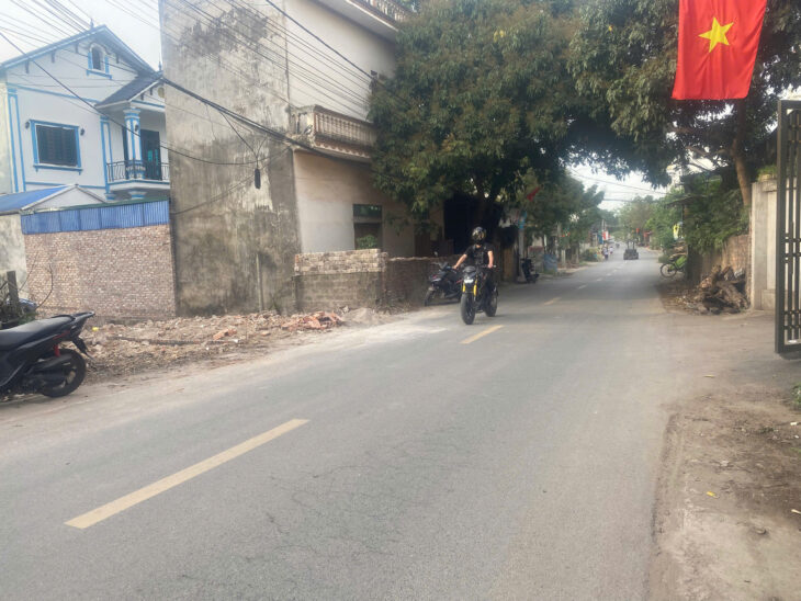 mặt đường liên xã tại Phụng châu 71,5m đã trừ lưu không măt tiền đẹp xe ô tô qua quá là hợp lý