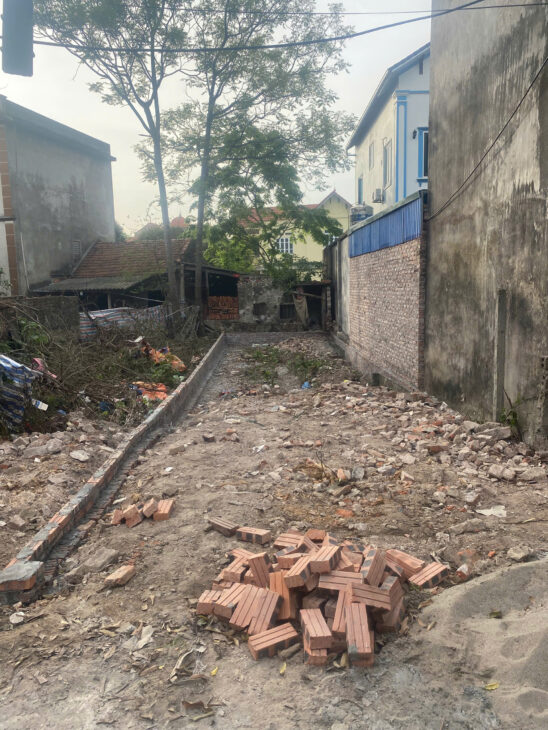 mặt đường liên xã tại Phụng châu 71,5m đã trừ lưu không măt tiền đẹp xe ô tô qua quá là hợp lý