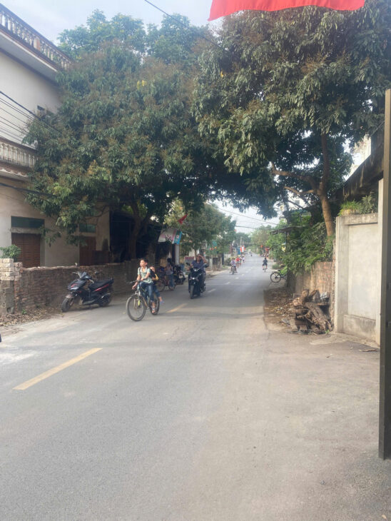 mặt đường liên xã tại Phụng châu 71,5m đã trừ lưu không măt tiền đẹp xe ô tô qua quá là hợp lý