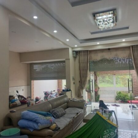 Bán nhà mặt phố Q.9, 140m², 3 tầng, 4PN, 9.35 tỷ, sổ hồng Bán nhà mặt phố Q.9, 140m², 3 tầng, 4PN, 9.35 tỷ, sổ hồng