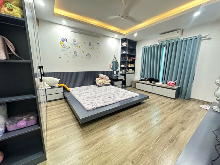 bán nhà quận Tây hồ, ngõ 3 gác, kd Van phòng, cho Thuê. 30x 5 tầng , mặt tiền khủng 6m. giá 8,7 tỉ.