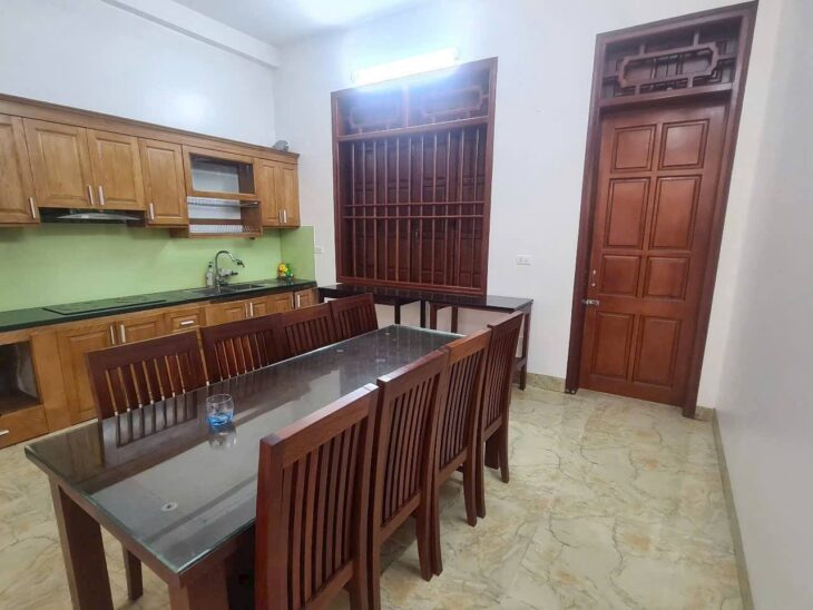 Nhà 132m2, 3 tầng nội thất đầy đủ, đường 2 ô tô đi //. sân để 2 con ô tô .5 phòng ngủ không lỗi