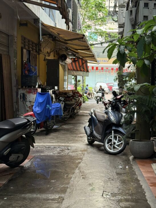 BÁN NHÀ NGUYỄN THỊ ĐỊNH !40 M 5T MT6M GIÁ 10,8 TỶ NGÕ RỘNG 10M RA Ô TÔ TRÁNH .