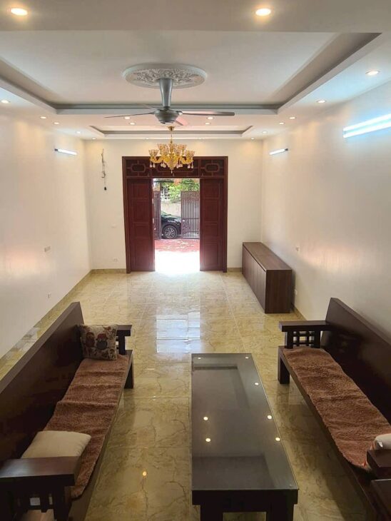 Nhà 132m2, 3 tầng nội thất đầy đủ, đường 2 ô tô đi //. sân để 2 con ô tô .5 phòng ngủ không lỗi