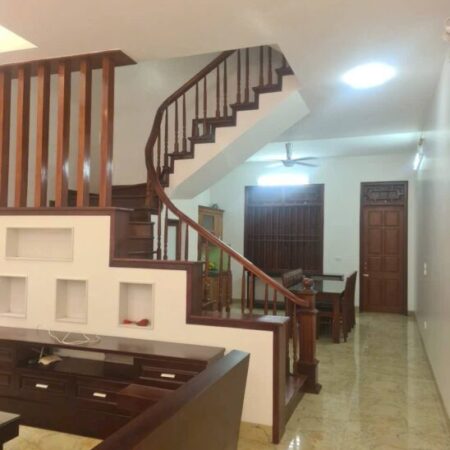 Nhà 132m2, 3 tầng nội thất đầy đủ, đường 2 ô tô đi //. sân để 2 con ô tô .5 phòng ngủ không lỗi