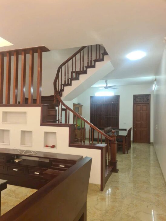 Nhà 132m2, 3 tầng nội thất đầy đủ, đường 2 ô tô đi //. sân để 2 con ô tô .5 phòng ngủ không lỗi