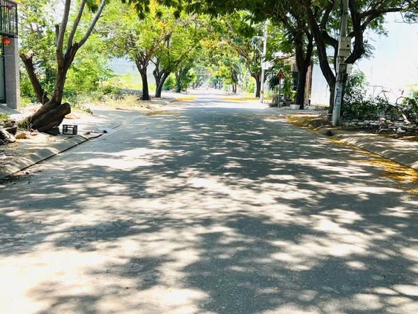 Cần Bán lô TĐC Đất Lành đường nhựa rộng 13m song song với Phong Châu. Con đường đẹp nhất khu, mát