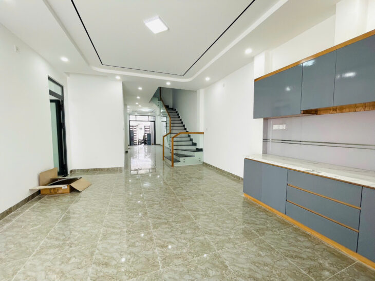 BÁN NHÀ 3 TẦNG HẺM Ô TÔ GẦN CHỢ VĨNH HẢI – DT: 107,5m2 . DTSD: 201m2 – – Giá bán : 5 tỷ 100