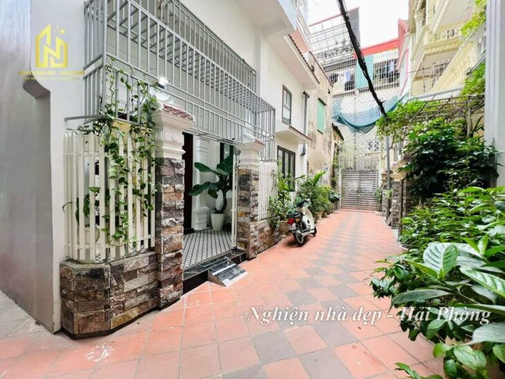 Nhà Chợ Hàng Cũ vị trí cực nông, 48m 3 tầng, sân cổng riêng, Giá 3.45 tỉ