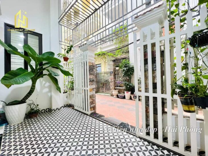 Nhà Chợ Hàng Cũ vị trí cực nông, 48m 3 tầng, sân cổng riêng, Giá 3.45 tỉ