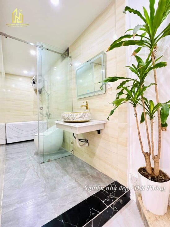 Nhà Chợ Hàng Cũ vị trí cực nông, 48m 3 tầng, sân cổng riêng, Giá 3.45 tỉ