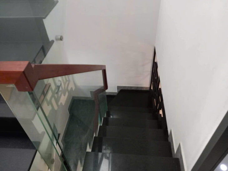 NHÀ MẶT TIỀN CÁCH ĐƯỜNG XE HƠI 3 BƯỚC TRUNG TÂM Q4 KHÁNH HỘI CÓ 4 TỶ