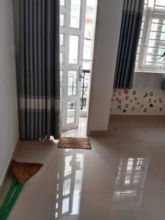 NHÀ MẶT TIỀN CÁCH ĐƯỜNG XE HƠI 3 BƯỚC TRUNG TÂM Q4 KHÁNH HỘI CÓ 4 TỶ