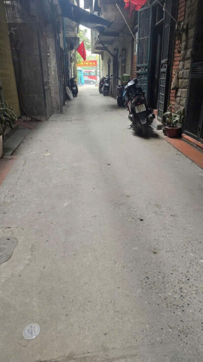Nhà hiếm đường Giải Phóng, gần bến xe Nước Ngầm, 2 mặt ngõ trước sau, sát phố chính, dt 65m2, 4