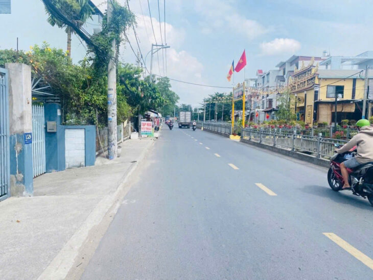 ????Bán nhà mặt tiền thạnh lộc 13 phường thạnh lộc q12 *Mặt tiền cách chợ cầu đồng 100m * Dt 4*26 đúc