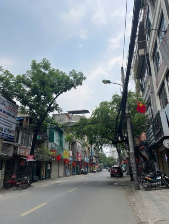 giảm mảnh đất mặt phố ĐÊ LA THÀNH, chỉ hơn 300tr/m, lô góc, mặt tiền 6.6m, gần ngã 5 ô chợ dừa