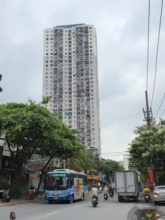 Căn hộ mặt đường Phùng Hưng – 2PN, 2 ban công, tặng full nội thất –3,5 tỷ