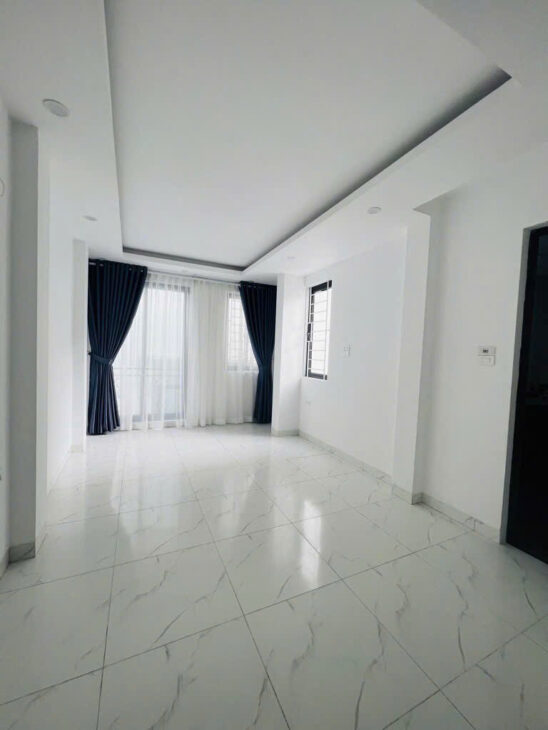 TRUNG TÂM VĂN QUÁN HÀ ĐÔNG, CÁCH Ô TÔ TRÁNH ĐÚNG 5 M, 1 NHÀ RA Ô TO TRÁNH, NHÀ 5 TẦNG, 2 THOÁNG,