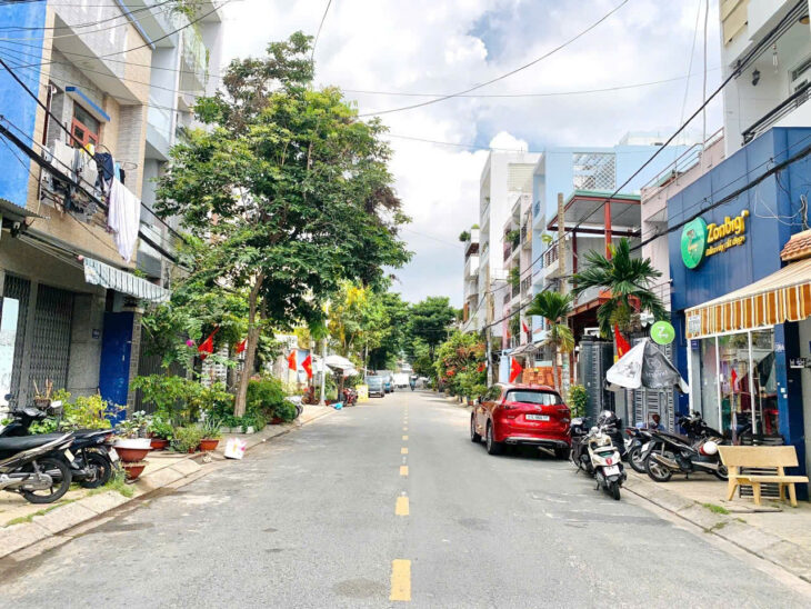 Bán nhà nát góc 2MT đường dt: 8,1mx17m. Điạ chỉ 26/ đường Nguyễn Minh Hoàng, khu K300, Giá 30.850