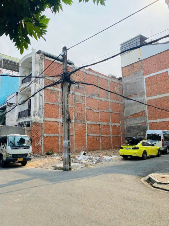 Bán nhà nát góc 2MT đường dt: 8,1mx17m. Điạ chỉ 26/ đường Nguyễn Minh Hoàng, khu K300, Giá 30.850