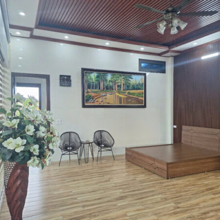 Cho thuê nhà có sân vườn + kho xưởng mặt phố Ngọc Thụy, Long Biên, HN. Dt 550m2