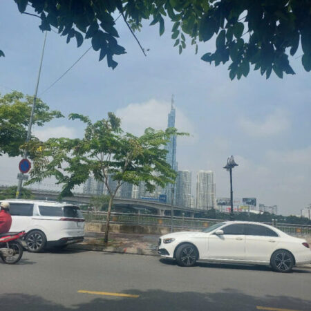 Bán nhanh nhà lô góc 3 mặt tiền đường,cách Nguyễn Duy Trinh 100m2,oto ngủ trong nhà. 100m2, giá 11