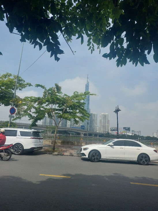 Bán nhanh nhà lô góc 3 mặt tiền đường,cách Nguyễn Duy Trinh 100m2,oto ngủ trong nhà. 100m2, giá 11