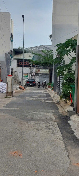 Bán nhanh nhà lô góc 3 mặt tiền đường,cách Nguyễn Duy Trinh 100m2,oto ngủ trong nhà. 100m2, giá 11