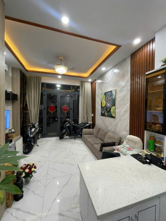 XE HƠI ĐẬU TRONG NHÀ NGANG 4 X10 -4T TRUNG TÂM Q4 NHÀ MỚI CÓ 7 TỶ