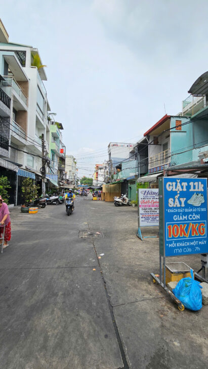 XE HƠI ĐẬU TRONG NHÀ NGANG 4 X10 -4T TRUNG TÂM Q4 NHÀ MỚI CÓ 7 TỶ