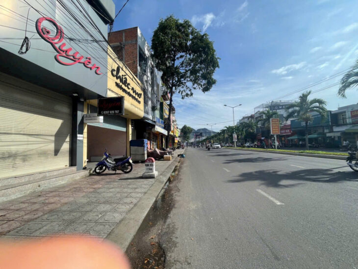 ????BÁN NHÀ MẶT TIỀN ĐANG CHO THUÊ 15TR/TH ĐƯỜNG 2-4 VĨNH PHƯỚC TP NHA TRANG