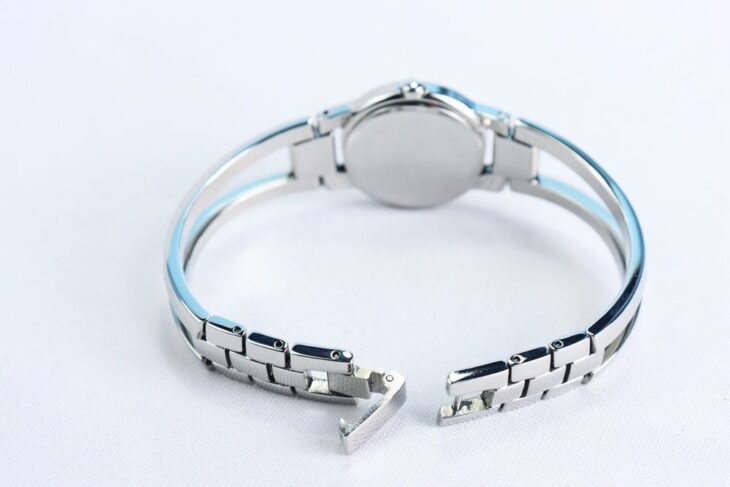 Đồng Hồ Movado Nữ ( kiểu Lắc Tay ) Niềng đính Kim Cương thiên nhiên – Fullbox