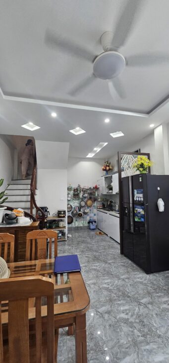 NHÀ ĐẸP DÂN XÂY PHỐ HỮU HƯNG – LÔ GÓC SIÊU THOÁNG- GẦN Ô TÔ- CHỦ NHIỆT TÌNH BÁN.