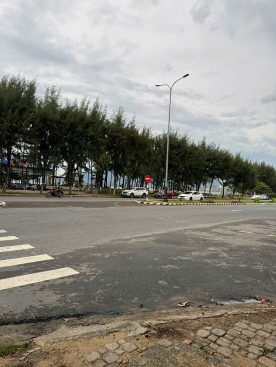 + Biển Nguyễn Tất Thành, ngay trung tâm bãi tắm thanh khê, đối diện khu phức hợp của vũ nhôm, đất