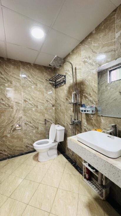 Bán nhà phân lô ngay Ngã Tư Sở, nhà mới, gara ô tô, 46m2, 5 tầng, 14,9 tỷ.