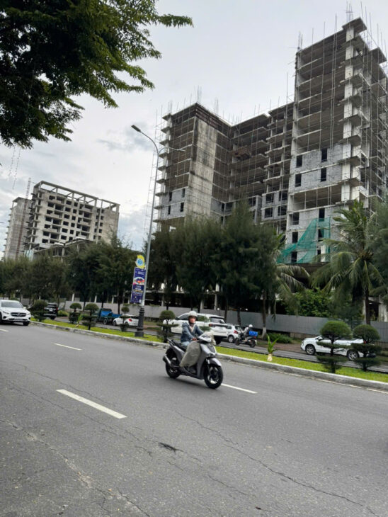 – Bán đất tặng nhà 6 tầng, Biển Mỹ Khê, hiện đang có 18 phòng cho thuê thu nhập 90tr/tháng.